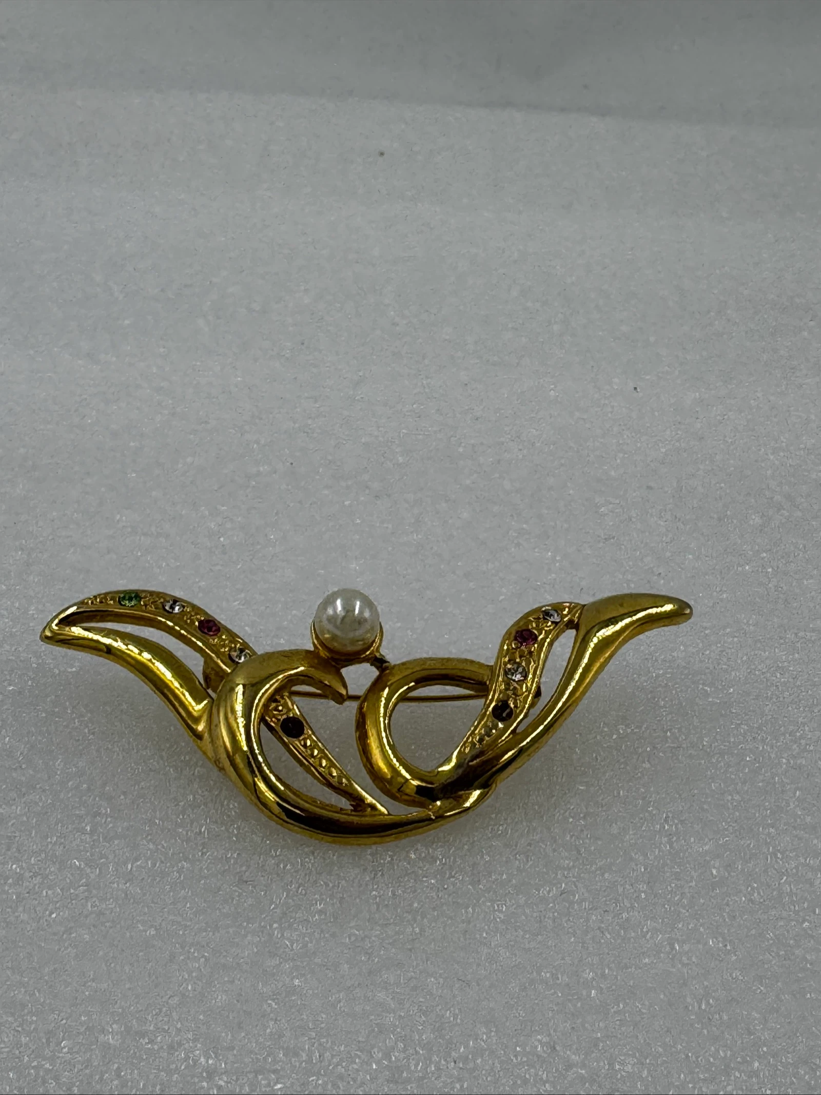 Gouden broche met parel en gekleurde steentjes